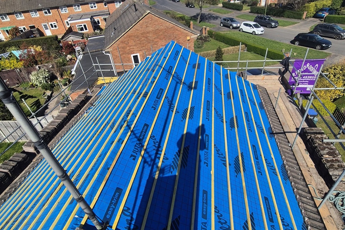 New pitched roof with breathable felt membranes